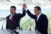 Mazedoniens Premier Zoran Zaev (links) und sein griechischer Amtskollege Alexis Tsipras. (Nikos Arvanitidis/EPA)