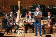 Kurt Aeschbacher kommentiert den «Karneval der Tiere», den das Luzerner Sinfonieorchester darbietet. (Bild: Philipp Schmidli (17. Juni 2018)