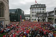 Hunderte verfolgten das Spiel beim Hotel Schweizerhof. Bild: Philipp Schmidli (Luzern, 17. Juni 2018)