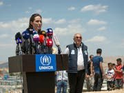 Sonderbotschafterin des Uno-Flüchtlingshilfswerks UNHCR und Hollywood-Star: Angelina Jolie vor den Medien im Nordirak. (Bild: Keystone/AP/CLAIRE THOMAS)