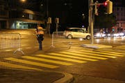 Um Rückstau am ÖV-Knoten Schibenertor zu verhindern, sperrte die Stadtpolizei die Zufahrt vom Blumenbergplatz her. (Bild: Reto Voneschen)