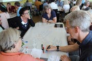 Stadtpräsident Anders Stokholm beim Brainstorming mit Konferenz-Teilnehmerinnen.