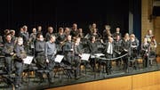 Die Harmoniemusik der Stadt Zug geniesst den Applaus. (Bild: Christian H. Hildebrand (Zug, 16. Juni 2018))