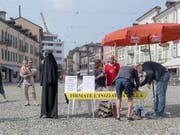 Das seit rund zwei Jahren im Tessin geltende Verhüllungsverbot trifft gemäss dem «Sonntagsblick» oftmals Fussballfans oder Personen mit lustigen Kostümen statt Musliminnen mit Burka. (Bild: KEYSTONE/TI-PRESS/PABLO GIANINAZZI)