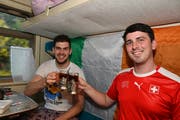 Luke Molony und der Ire Cormac Fitzgeradl geniessen die Reise nach Rostow. (Bild: Manuel Nagel)