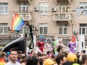 Die bunte Demonstration in Kiew für die Rechte von Homosexuellen stand unter grossem Polizeischutz. (Bild: KEYSTONE/AP/EVGENIY MALOLETKA)