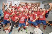 Die Rotkreuzer Spieler jubeln. Sie steigen erstmals in die 2. Liga auf. (Bild: Christian H. Hildebrand (Rotkreuz, 16. Juni 2018))