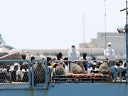 Die Hilfsorganisation SOS Méditerranée hatte die Migranten mit der von ihr gecharterten «Aquarius» ursprünglich aus Seenot gerettet. Danach wurde das Schiff von Italien und Malta abgewiesen. Verteilt auf insgesamt drei Schiffe kamen die Flüchtlinge nun am Sonntag in der spanischen Stadt Valencia an. (Bild: Keystone/AP/ALBERTO SAIZ)