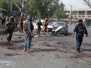 Afghanische Sicherheitskräfte am Tatort eines Selbstmordanschlags in der Provinz Nangarhar. (Bild: KEYSTONE/EPA/GHULAMULLAH HABIBI)