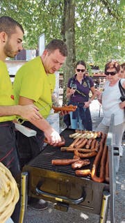 Der Rekord-Schüblig des Rorschacher Metzgers Michael Gehringer musste am Samstag daran glauben: Zuerst landete er auf dem Grill, danach in den Mägen der hungrigen Besucher. Diese waren von der Riesenwurst begeistert. (Bild: Bilder: Ralf Rüthemann)