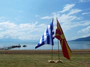 Die Flaggen Griechenlands und der Republik Nord-Mazedonien am Ufer des Prespasees, wo die Unterzeichnung einer Vereinbarung zum Namensstreit stattfand. (Bild: KEYSTONE/EPA/NAKE BATEV)