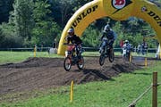 Die Fahrer im Kampf um einen guten Platz beim Mofa-Cross. (Bild: Birgit Scheidegger, Giswil, 16. Juni 2018)