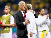 Vladimir Petkovic umarmt Valon Behrami nach dem gelungenen WM-Auftakt (Bild: KEYSTONE/LAURENT GILLIERON)