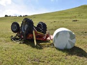 Der 25-jährige Landwirt musste mit mittelschweren Verletzungen ins Spital geflogen werden. Sein Traktor erlitt Totalschaden. (Bild: KAPO GR)