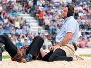 Das war ein hartes Stück Arbeit: Matthias Aeschbacher (rechts) hat den Hünen und Überschwinger Christian Stucki auf den Rücken gebracht (Bild: KEYSTONE/DANIEL TEUSCHER)