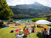 Trotz der bereits warmen Temperaturen hierzulande beginnt der Sommer astronomisch gesehen erst am nächsten Donnerstag. Der 21. Juni ist zugleich der längste Tag des Jahres. (Bild: KEYSTONE/SIGI TISCHLER)