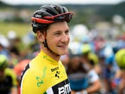 Das gelbe Leadertrikot musste Stefan Küng mittlerweile an seinen BMC-Teamkollegen Richie Porte abtreten (Bild: KEYSTONE/GIAN EHRENZELLER)