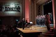 Die Liebesmelodien der Zuger Singlüüt unter Leitung von Thomas Huwyler ertönten im Casino Zug auch von der Empore. (Bild: Maria Schmid, 15. Juni 2018)