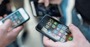 Handys werden immer mehr zum Bestandteil des Unterrichtes, da sie schnell Informationen liefern und breit gefächert verwendet werden können. (Bild: Keystone/Christian Beutler)