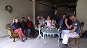 Das Team des Cafés sowie Freunde und Familienmitglieder machen kurz Pause, bevor sie den Umbau weiter vorantreiben. (Bild: PD)