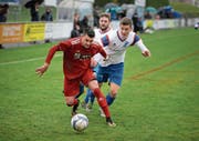 Der FC Ägeri (in Weiss/Blau) konnte mit dem FC Willisau (in Rot) nicht Schritt halten. (Bild: Stefan Kaiser, (Unterägeri, 29. Oktober 2017))