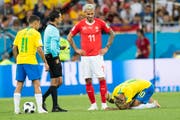 Valon Behrami (Mitte) meldet Neymar (rechts) ab. Bild: Lauren Gilliéron / Keystone