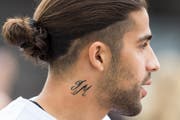 Ricardo Rodriguez hat sich die Initialen seiner Eltern auf den Hals stechen lassen. (Bild: Keystone/Dominic Steinmann)