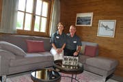Nessime Hörner, zuständig für die Inneneinrichtung, und Architekt Klemens Hörner im Wohnzimmer des Chalets Hinterrugg. (Bild: Adi Lippuner)