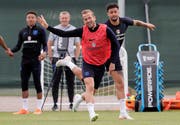 Englands Harry Kane (vorne) im Trainingsduell mit Kyle Walker. Bild: Dimitri Lovetsky/AP (Repino, 17. Juni 2018)