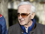 Der Wahlschweizer Charles Aznavour ist mit 94 noch recht rüstig. Der Arm, den er Mitte Mai bei einem Sturz gebrochen hat, heilt jetzt aber doch weniger gut als erhofft. Bis September kann er keine Konzerte geben. (Archivbild April 2018) (Bild: Keystone/SALVATORE DI NOLFI)