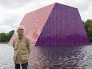 Der Künstler Christo vor seiner schwimmenden «Mastaba» im Londoner Hyde Park. (Bild: Keystone/AP PA/DOMINIC LIPINSKI)