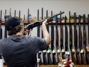 Ein Kunde in einem Waffenshop in Texas - in den USA kommen auf 100 Einwohner 120,5 Waffen. (Bild: Keystone/AP/Pat Sullivan)