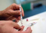 Das Prinzip von HIV-Selbsttests ist simpel: Blut entnehmen, mit einer Testsubstanz mischen und 15 Minuten warten. (Bild: Britta Pedersen/DPA)