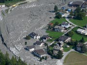 Häuser im Dorf Bondo im Bergell wurden von einem der grössten Bergstürze in der Schweiz seit über 130 Jahren getroffen. Am 23. August 2017 stürzten über drei Millionen Kubikmeter Felsmaterial vom Piz Cengalo ins Tal. (Bild: KEYSTONE/GIAN EHRENZELLER)