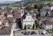 Wirbel unter dem Dach: Die katholische Pfarrkirche Küssnacht. Archivbild: Bote der Urschweiz