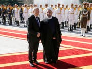 Im Februar 2016 war der damalige Bundespräsident Johann Schneider-Ammann (l.) von Hassan Ruhani in Teheran empfangen worden. Nun kommt der iranische Präsident Anfang Juli in die Schweiz. (Bild: Keystone/PETER KLAUNZER)