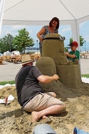 Der Wettbewerb hat viele Besucher angelockt. Im Bild die Arbeiten an der Chamäleon-Skulptur, die später siegte. (Bild: Martin Rechsteiner)