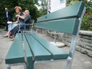 Auch die Berner Gemeinderätin Ursula Wyss (SP) sitzt auf dem Prototyp der neuen Berner Sitzbank Probe. (Bild: KEYSTONE/PETER SCHNEIDER)