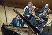 Der österreichische Pianist Rudolf Buchbinder glänzt im KKL mit den Festival Strings. (Bild: Pius Amrein, 17. Juni 2018)