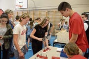 Die Aussteller hatten Informationen aufgelegt, Werkzeuge und Materialien mitgebracht und präsentierten ihre Berufe mit viel Stolz. (Bild: Bilder: PD)