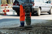 Ein Bauarbeiter arbeitet mit dem Stampfer in Weinfelden. (Bild: Reto Martin)