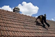 Kaminfeger bei der Arbeit. (Bild: Keystone/Ennio Leanza)