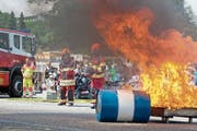 Das Löschen eines Brandes war eine von mehreren Demonstrationen der Stützpunktfeuerwehr Muri+. (Bild: Maria Schmid (16. Juni 2018))