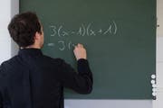Auch er muss künftig auf ein Privileg verzichten: Ein Lehrer während dem Mathematikunterricht in der Sekundarschule Willisau. (Symbolbild: Boris Bürgisser (Willisau, 27. März 2018))