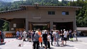 Reges Interesse am Tag der offenen Tür, im Hintergrund das Mehrzweckgebäude. (Bild: Richard Greuter; Engelberg, 16. Juni 2018)