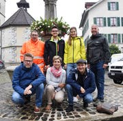 Fernsehleute und OK-Mitglieder auf dem Hirschenplatz: vorne Heikko Böhm, Produzent SRF; Fabienne Zenger, Vize-Festwirtin; Martin Boner, Senior Producer der Volkskultursendungen beim SRF; hinten René Stierli, Ressort Bau und Sicherheit; Joël Schildknecht, Festwirt; Melanie Rietmann, OK-Präsidentin; Kurt Schwaller, technischer Leiter beim TV-Dienstleister tpc. (Bild: Yvonne Aldrovandi-Schläpfe)