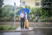 Marco Steiner und Robert Niederer auf der Auwiesenstrasse, wegen der die AWA gegründet wurde. Für verkehrsberuhigende Massnahmen war ein harter Kampf nötig. (Bild: Benjamin Manser)