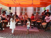 Am Flüchtlingstag in Stans waren afrikanische Rhythmen mit der Djembe-Trommel zu hören. (Bilder: PD)
