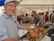Richard Angehrn, OK-Präsident und Präsident des Fischervereins Untersee, zeigt den feinen Fisch. (Bild: Margrith Pfister-Kübler)