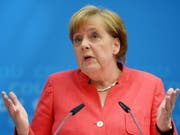 Bundeskanzlerin Angela Merkel erläutert vor den Medien in Berlin die Einigung, die sie mit ihrem Innenminister Horst Seehofer und dessen CSU gefunden hat. (Bild: KEYSTONE/EPA/CLEMENS BILAN)